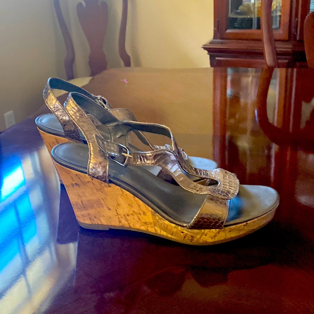 Sandal. Wedge.